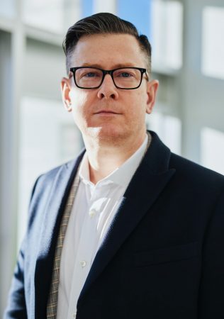 linkedin-sales-solutions-pAtA8xe_iVM-unsplash-min